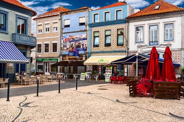 Aveiro, Portekiz 18 Mayıs 2022 'de büyüleyici kanalları, renkli moliceiro tekneleri ve canlı Art Nouveau mimarisi ile ünlendi.