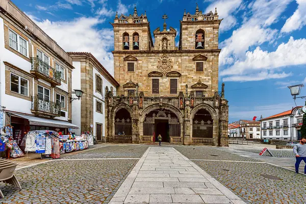 Guimaraes (Portekizce: Guimaraes, Portekiz, 16 Mayıs 2022), Portekiz 'in kuzeyinde, Braga iline bağlı şehir. Şehir 9. yüzyılda kurulmuş ve Vimaranes olarak adlandırılmıştır..