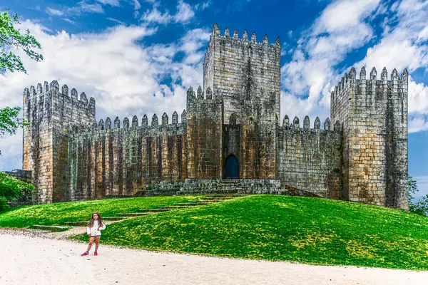 Guimaraes, Portekiz 16 Mayıs 2022: Kuzey Portekiz 'deki Guimares Kalesi, 10. yüzyılda Mumadona Dias' ın emriyle Moors ve Norsemen 'in saldırılarına karşı manastırı savunmak için inşa edildi..