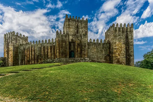 Guimaraes, Portekiz 16 Mayıs 2022: Kuzey Portekiz 'deki Guimares Kalesi, 10. yüzyılda Mumadona Dias' ın emriyle Moors ve Norsemen 'in saldırılarına karşı manastırı savunmak için inşa edildi..