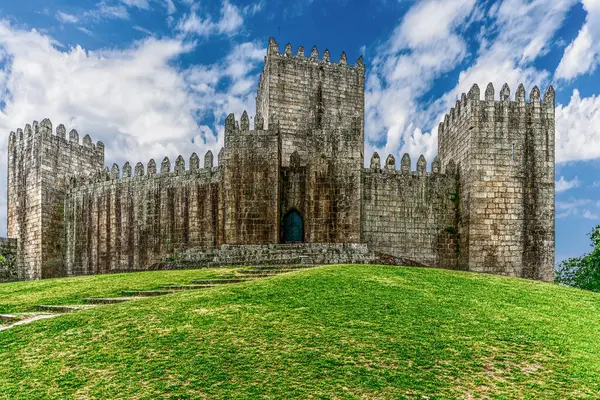 Guimaraes, Portekiz 16 Mayıs 2022: Kuzey Portekiz 'deki Guimares Kalesi, 10. yüzyılda Mumadona Dias' ın emriyle Moors ve Norsemen 'in saldırılarına karşı manastırı savunmak için inşa edildi..