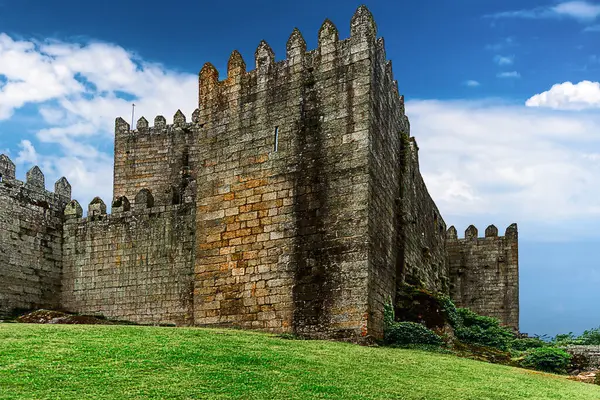 Guimaraes, Portekiz 16 Mayıs 2022: Kuzey Portekiz 'deki Guimares Kalesi, 10. yüzyılda Mumadona Dias' ın emriyle Moors ve Norsemen 'in saldırılarına karşı manastırı savunmak için inşa edildi..