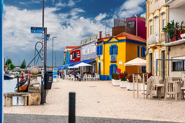 Aveiro, Portekiz 18 Mayıs 2022 'de büyüleyici kanalları, renkli moliceiro tekneleri ve canlı Art Nouveau mimarisi ile ünlendi.