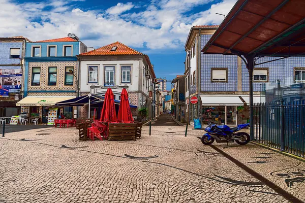 Aveiro, Portekiz 18 Mayıs 2022 'de büyüleyici kanalları, renkli moliceiro tekneleri ve canlı Art Nouveau mimarisi ile ünlendi.