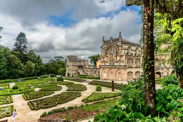 Coimbra, Portekiz 23 Mayıs 2022 Bussaco Sarayı, Portekiz 'in orta kesimindeki Bussaco sıradağlarında lüks bir otele ev sahipliği yapan eski bir manastır..
