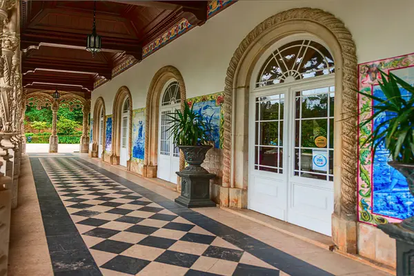 Coimbra, Portekiz 23 Mayıs 2022 Bussaco Sarayı, Portekiz 'in orta kesimindeki Bussaco sıradağlarında lüks bir otele ev sahipliği yapan eski bir manastır..