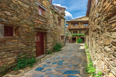 Talasnal, Portekiz 24 Mayıs 2022: Orta Portekiz 'de restore edilen 27 eşsiz, terk edilmiş Schist köyden biri olan Casa Novo Talasnal, Serra da Lousa sıradağlarında yer almaktadır..