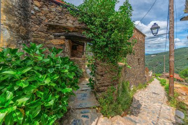 Talasnal, Portekiz 24 Mayıs 2022: Orta Portekiz 'de restore edilen 27 eşsiz, terk edilmiş Schist köyden biri olan Casa Novo Talasnal, Serra da Lousa sıradağlarında yer almaktadır..