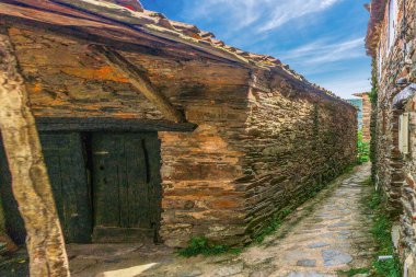 Talasnal, Portekiz 24 Mayıs 2022: Orta Portekiz 'de restore edilen 27 eşsiz, terk edilmiş Schist köyden biri olan Casa Novo Talasnal, Serra da Lousa sıradağlarında yer almaktadır..