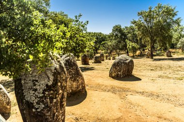 Evora, Portekiz 27 Mayıs 2022: Almendres 'in Cromlech' i 7.000 yıl öncesine dayanan ve en ünlü Neolitik anıttan 2000 yıl daha eski olan bir megalitik kompleksi, Stonehenge..
