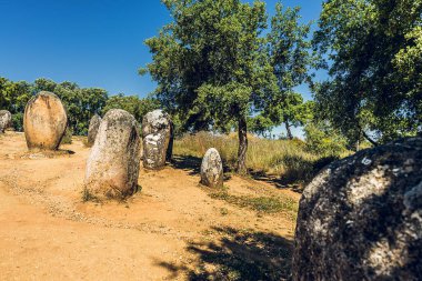 Evora, Portekiz 27 Mayıs 2022: Almendres 'in Cromlech' i 7.000 yıl öncesine dayanan ve en ünlü Neolitik anıttan 2000 yıl daha eski olan bir megalitik kompleksi, Stonehenge..