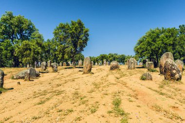 Evora, Portekiz 27 Mayıs 2022: Almendres 'in Cromlech' i 7.000 yıl öncesine dayanan ve en ünlü Neolitik anıttan 2000 yıl daha eski olan bir megalitik kompleksi, Stonehenge..