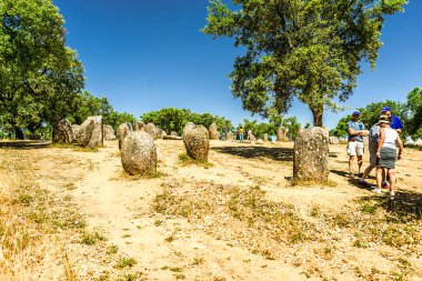 Evora, Portekiz 27 Mayıs 2022: Almendres 'in Cromlech' i 7.000 yıl öncesine dayanan ve en ünlü Neolitik anıttan 2000 yıl daha eski olan bir megalitik kompleksi, Stonehenge..