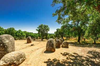 Evora, Portekiz 27 Mayıs 2022: Almendres 'in Cromlech' i 7.000 yıl öncesine dayanan ve en ünlü Neolitik anıttan 2000 yıl daha eski olan bir megalitik kompleksi, Stonehenge..