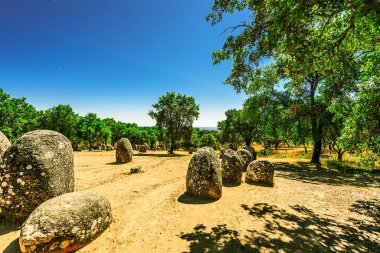 Evora, Portekiz 27 Mayıs 2022: Almendres 'in Cromlech' i 7.000 yıl öncesine dayanan ve en ünlü Neolitik anıttan 2000 yıl daha eski olan bir megalitik kompleksi, Stonehenge..