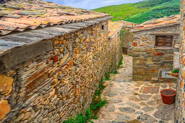 Talasnal, Portekiz 24 Mayıs 2022: Orta Portekiz 'de restore edilen 27 eşsiz, terk edilmiş Schist köyden biri olan Casa Novo Talasnal, Serra da Lousa sıradağlarında yer almaktadır..