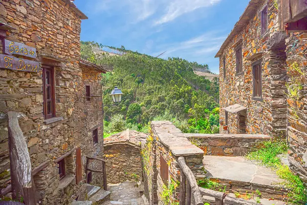 Talasnal, Portekiz 24 Mayıs 2022: Orta Portekiz 'de restore edilen 27 eşsiz, terk edilmiş Schist köyden biri olan Casa Novo Talasnal, Serra da Lousa sıradağlarında yer almaktadır..