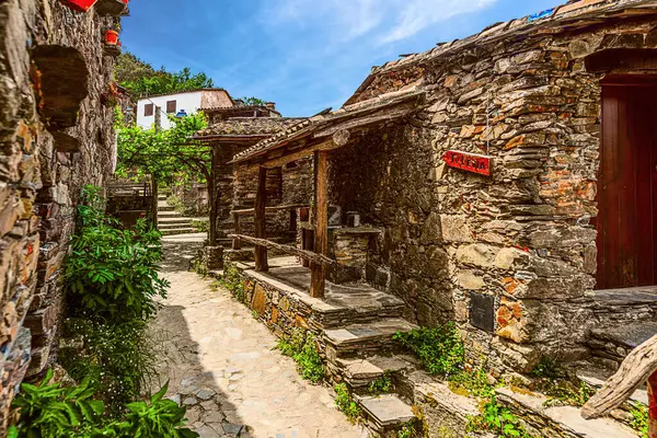 Talasnal, Portekiz 24 Mayıs 2022: Orta Portekiz 'de restore edilen 27 eşsiz, terk edilmiş Schist köyden biri olan Casa Novo Talasnal, Serra da Lousa sıradağlarında yer almaktadır..