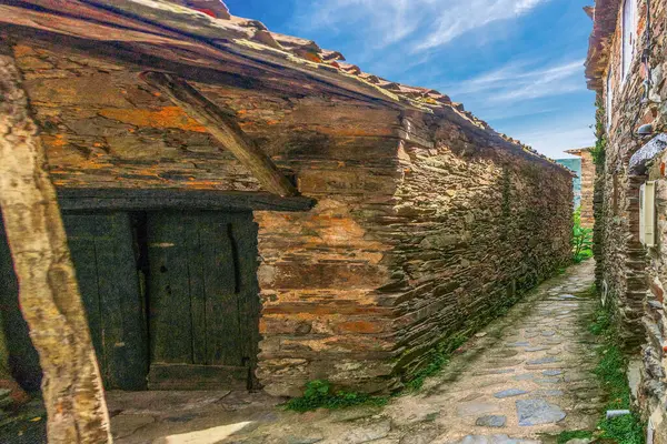 Talasnal, Portekiz 24 Mayıs 2022: Orta Portekiz 'de restore edilen 27 eşsiz, terk edilmiş Schist köyden biri olan Casa Novo Talasnal, Serra da Lousa sıradağlarında yer almaktadır..