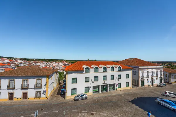 Evora, Portekiz, 26 Mayıs 2022: Şehrin gerçek merkezi, şu anda UNESCO 'nun Dünya Mirası bölgesi, Roma harabelerinden Manueline mimarisine kadar her şeyi gösteren çeşitli etkilerin canlı bir kanıtı..