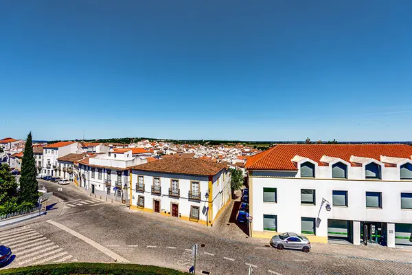 Evora, Portekiz, 26 Mayıs 2022: Şehrin gerçek merkezi, şu anda UNESCO 'nun Dünya Mirası bölgesi, Roma harabelerinden Manueline mimarisine kadar her şeyi gösteren çeşitli etkilerin canlı bir kanıtı..