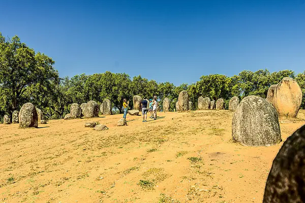 Evora, Portekiz 27 Mayıs 2022: Almendres 'in Cromlech' i 7.000 yıl öncesine dayanan ve en ünlü Neolitik anıttan 2000 yıl daha eski olan bir megalitik kompleksi, Stonehenge..