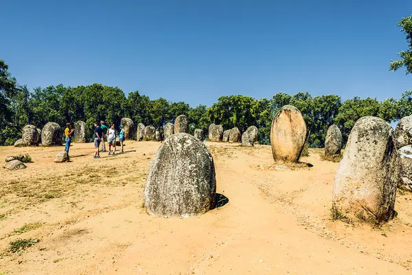 Evora, Portekiz 27 Mayıs 2022: Almendres 'in Cromlech' i 7.000 yıl öncesine dayanan ve en ünlü Neolitik anıttan 2000 yıl daha eski olan bir megalitik kompleksi, Stonehenge..