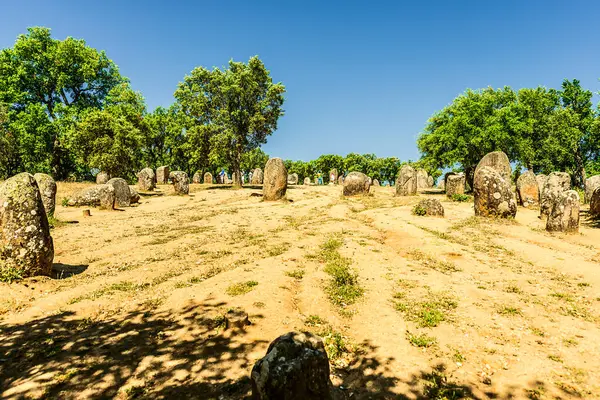 Evora, Portekiz 27 Mayıs 2022: Almendres 'in Cromlech' i 7.000 yıl öncesine dayanan ve en ünlü Neolitik anıttan 2000 yıl daha eski olan bir megalitik kompleksi, Stonehenge..