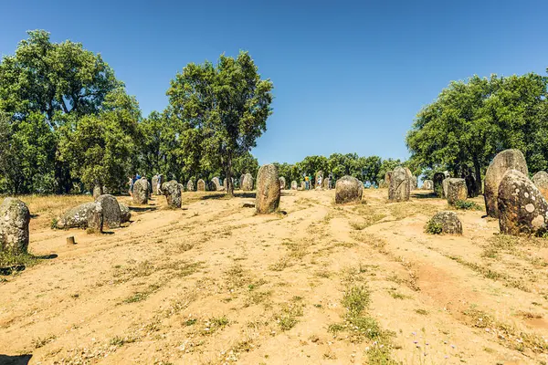 Evora, Portekiz 27 Mayıs 2022: Almendres 'in Cromlech' i 7.000 yıl öncesine dayanan ve en ünlü Neolitik anıttan 2000 yıl daha eski olan bir megalitik kompleksi, Stonehenge..