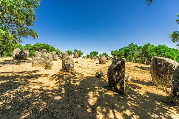 Evora, Portekiz 27 Mayıs 2022: Almendres 'in Cromlech' i 7.000 yıl öncesine dayanan ve en ünlü Neolitik anıttan 2000 yıl daha eski olan bir megalitik kompleksi, Stonehenge..