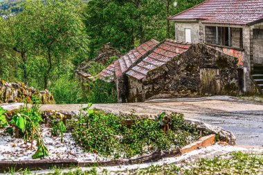 Castro Laboreiro, Portekiz 01 Mayıs 2024: Peneda Geres Ulusal Parkı 'nın Viana do Castelo Bölgesi' nde yer alan küçük Castro Laboreiro köyünün hemen dışındaki küçük tarihi konutlar.