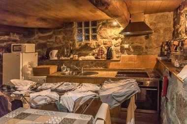 Castro Laboreiro, Portekiz 01 Mayıs 2024: Peneda Geres Ulusal Parkı 'nın Viana do Castelo Bölgesi' nde yer alan küçük Castro Laboreiro köyünün hemen dışındaki küçük tarihi konutlar.