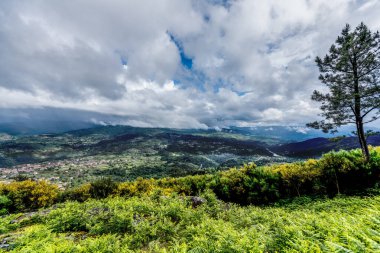 Penedas Geres, Portekiz 2 Mayıs 2024: Bu Ulusal Park verimli ormanlarla, kartpostal benzeri manzaralarla, nehirlerle ve bitki ve hayvan çeşitliliğiyle kaplı seyrek nüfuslu bir dağlık bölgedir..
