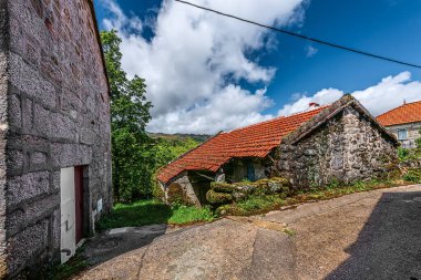 Castro Laboreiro, Portekiz 05-02-2024: Peneda Geres Ulusal Parkı 'nın Viana do Castelo Bölgesi' nde yer alan küçük Castro Laboreiro köyünün hemen dışındaki küçük tarihi evler.