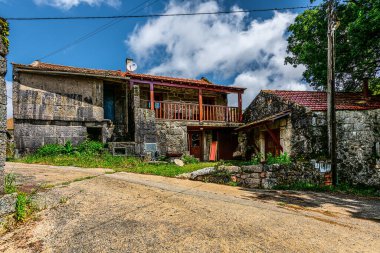 Castro Laboreiro, Portekiz 05-02-2024: Peneda Geres Ulusal Parkı 'nın Viana do Castelo Bölgesi' nde yer alan küçük Castro Laboreiro köyünün hemen dışındaki küçük tarihi evler.