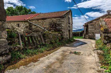 Castro Laboreiro, Portekiz 05-02-2024: Peneda Geres Ulusal Parkı 'nın Viana do Castelo Bölgesi' nde yer alan küçük Castro Laboreiro köyünün hemen dışındaki küçük tarihi evler.