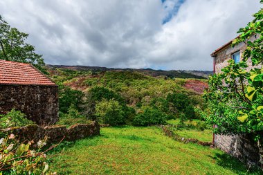 Castro Laboreiro, Portekiz 05-02-2024: Peneda Geres Ulusal Parkı 'nın Viana do Castelo Bölgesi' nde yer alan küçük Castro Laboreiro köyünün hemen dışındaki küçük tarihi evler.