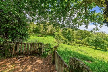 Castro Laboreiro, Portekiz 05-02-2024: Peneda Geres Ulusal Parkı 'nın Viana do Castelo Bölgesi' nde yer alan küçük Castro Laboreiro köyünün hemen dışındaki küçük tarihi evler.