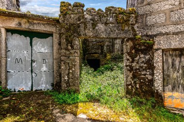 Castro Laboreiro, Portekiz 05-02-2024: Peneda Geres Ulusal Parkı 'nın Viana do Castelo Bölgesi' nde yer alan küçük Castro Laboreiro köyünün hemen dışındaki küçük tarihi evler.