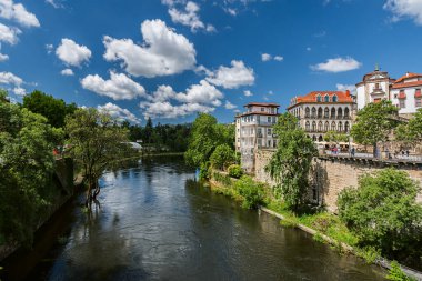 Amarante, Portekiz Mayıs 06, 2024: Ponte de So Gonalo (Saint Gonalo Köprüsü), Douro Nehri 'nin bir kolu olan Tmega Nehri' ni geçer..