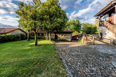 Amarante, Portekiz, Mayıs 06, 2024: Quinta Da Pousadela-A büyüleyici Amarante kasabasının hemen dışındaki ülkede harika bir BB. Arazide birkaç tahıl ambarı ve küçük bir üzüm bağı var..