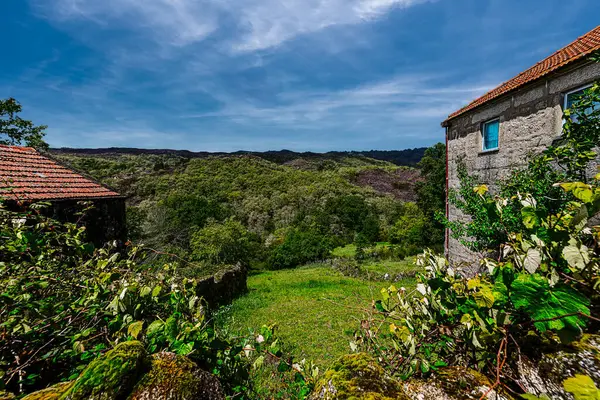 Castro Laboreiro, Portekiz 05-02-2024: Peneda Geres Ulusal Parkı 'nın Viana do Castelo Bölgesi' nde yer alan küçük Castro Laboreiro köyünün hemen dışındaki küçük tarihi evler.