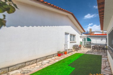 Cascais, Portekiz 20 Nisan 2024: Lizbon 'un dış mahallelerinde bulunan bu küçük BnB de dahil olmak üzere Portekiz genelinde mükemmel konaklamalar.