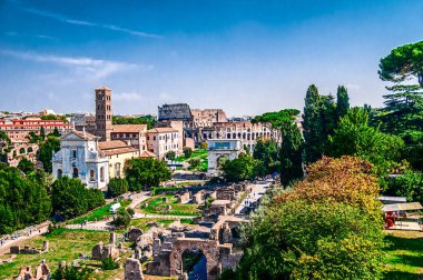 Roma, İtalya Sep 28, 2009: Kolezyum, Roma 'nın kimliğinin merkezi bir simgesi ve her yıl milyonlarca ziyaretçinin katıldığı sembolik bir yapı..