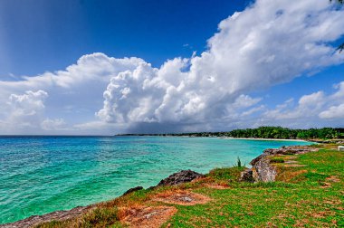 Barbados Shoreline Ekim 2010: Barbados 'un kıyı şeridi çeşitlidir. Kayalık kayalıklardan ve dalgalı okyanustan sakin suyla huzurlu kum yığınlarına.