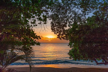 Barbados 'un batı kıyısında gün batımı muhteşem olabilir.!