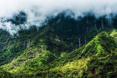 Soyu tükenmiş Tahiti yanardağının içinde