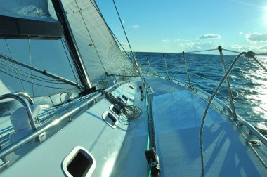 Denizdeki yat yelken altında