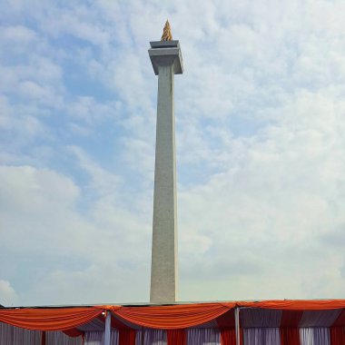 Ulusal Anıt (Monas), Endonezya 'nın ulusal renklerini sembolize eden kırmızı ve beyaz bir çadırla ayakta durmaktadır..