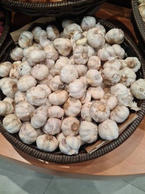 Beyaz deri ve kök dokusunu gösteren sarımsak soğanları. Taze çiğ sarımsak yemek pişirmede ve geleneksel ilaçlarda anahtar bileşen olarak kullanılır..